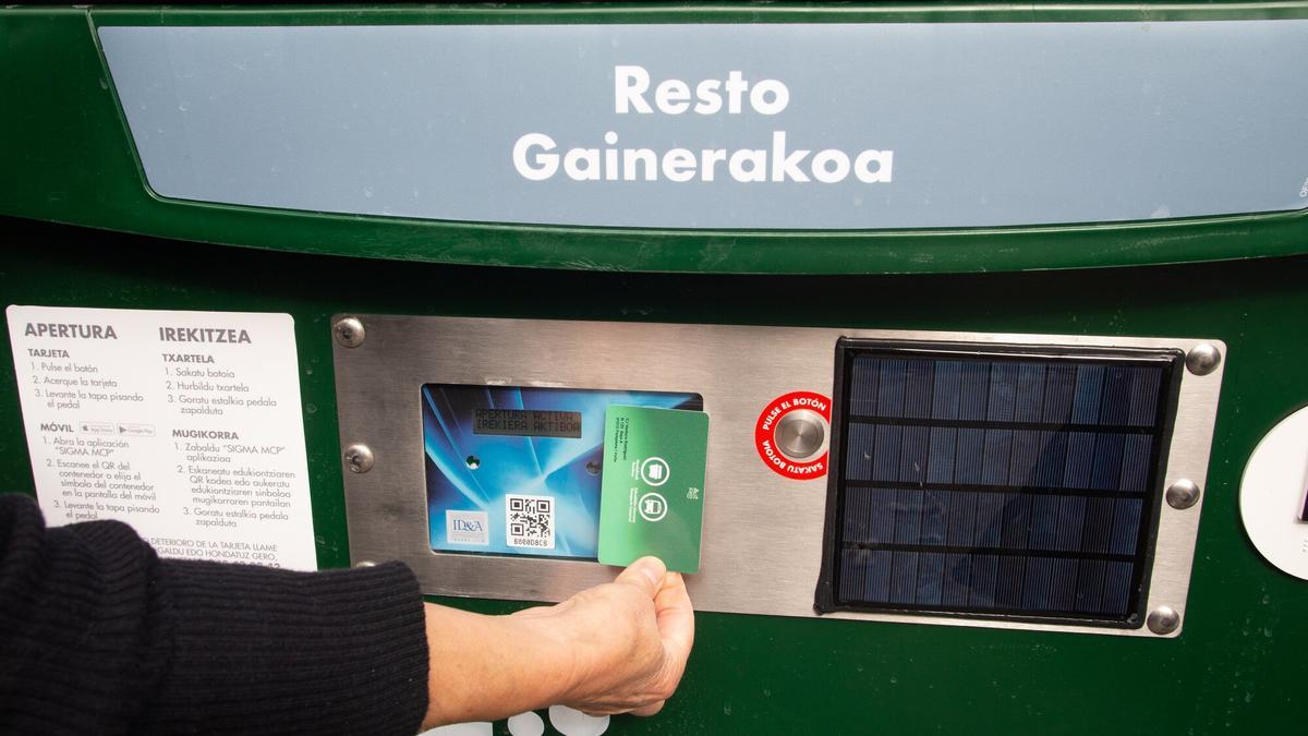Contenedores con tarjeta en Buztintxuri. Contenedores con tarjeta en Buztintxuri.