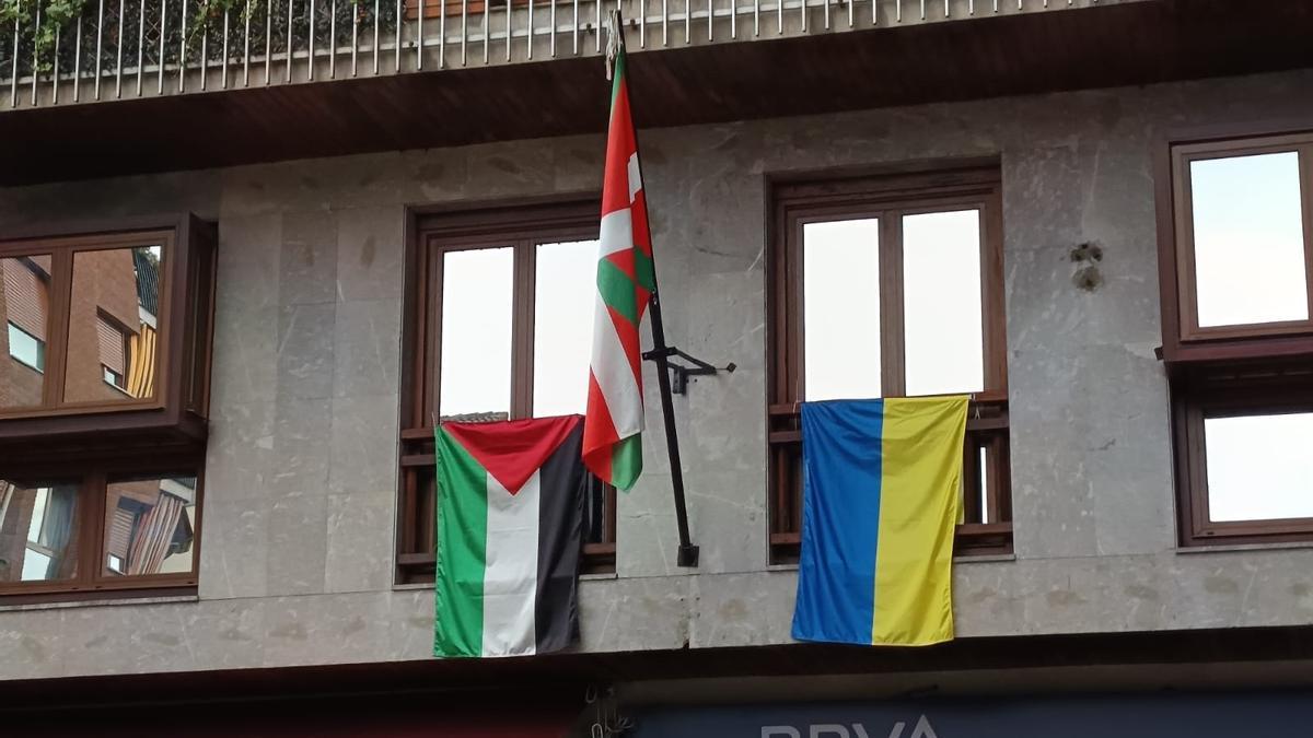 La bandera palestina repuesta en el batzoki, junto a la ikurriña y la enseña ucraniana