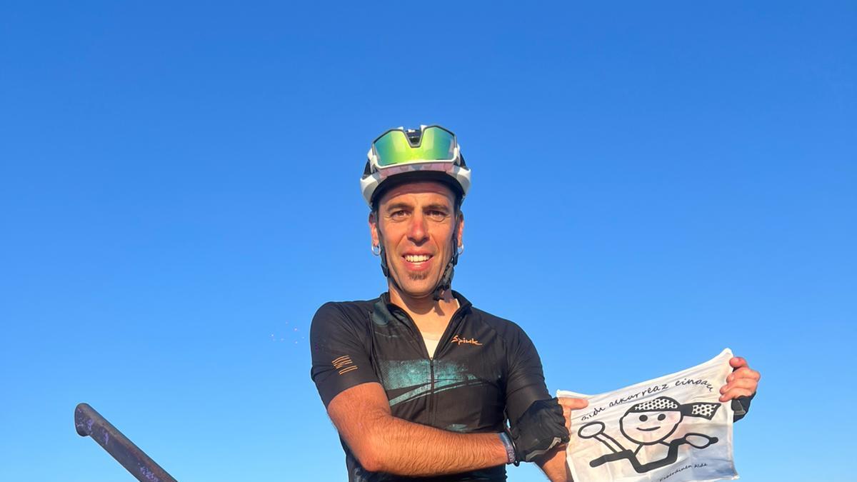 Ander Txakartegi, con la bandera en recuerdo de Ager en Anboto.