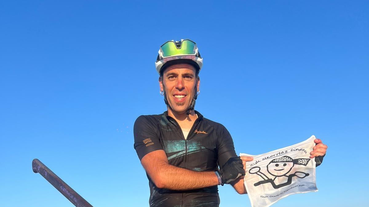 Ander Txakartegi, con la bandera en recuerdo de Ager en Anboto.