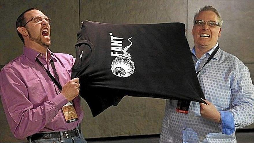 Lender y Wright, ayer con la camiseta del Festival de Cine Fantástico de Bilbao.