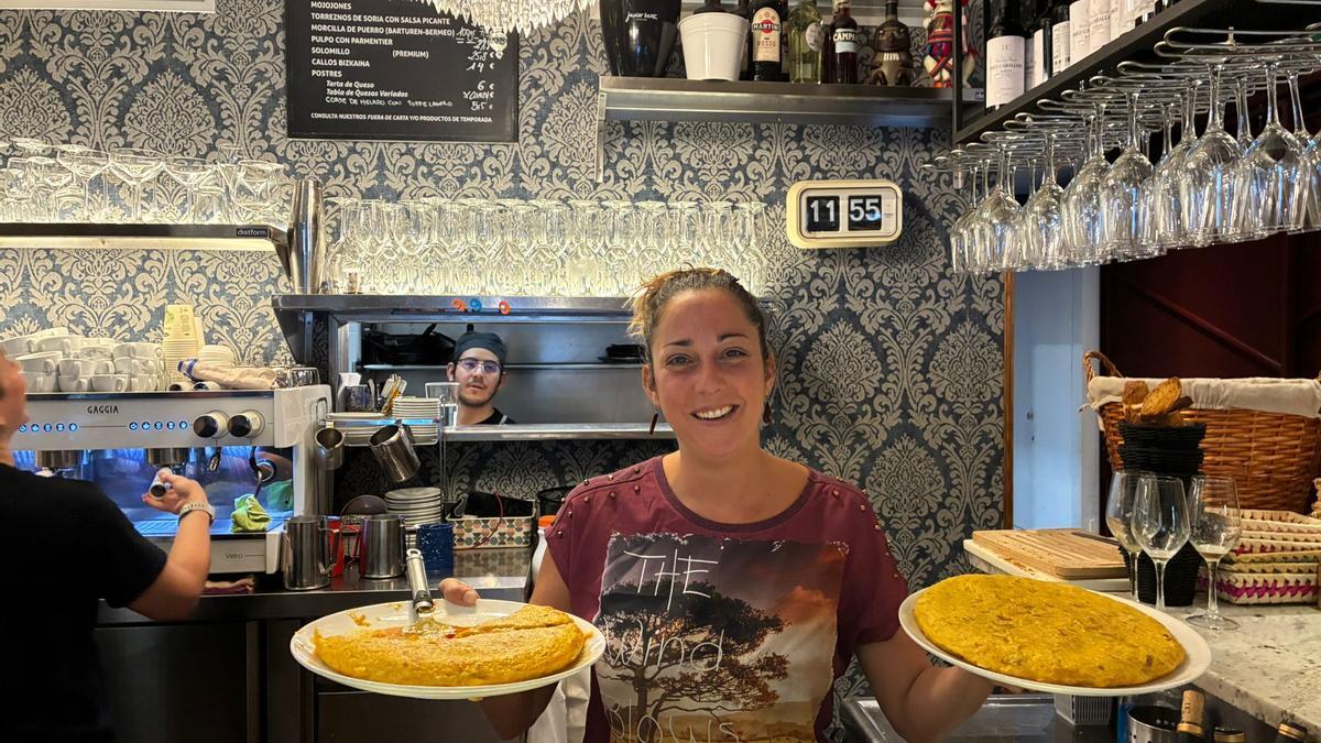 Ibone Manzanera, trabajadora de la Taberna Txintxirri, con dos de sus tortillas