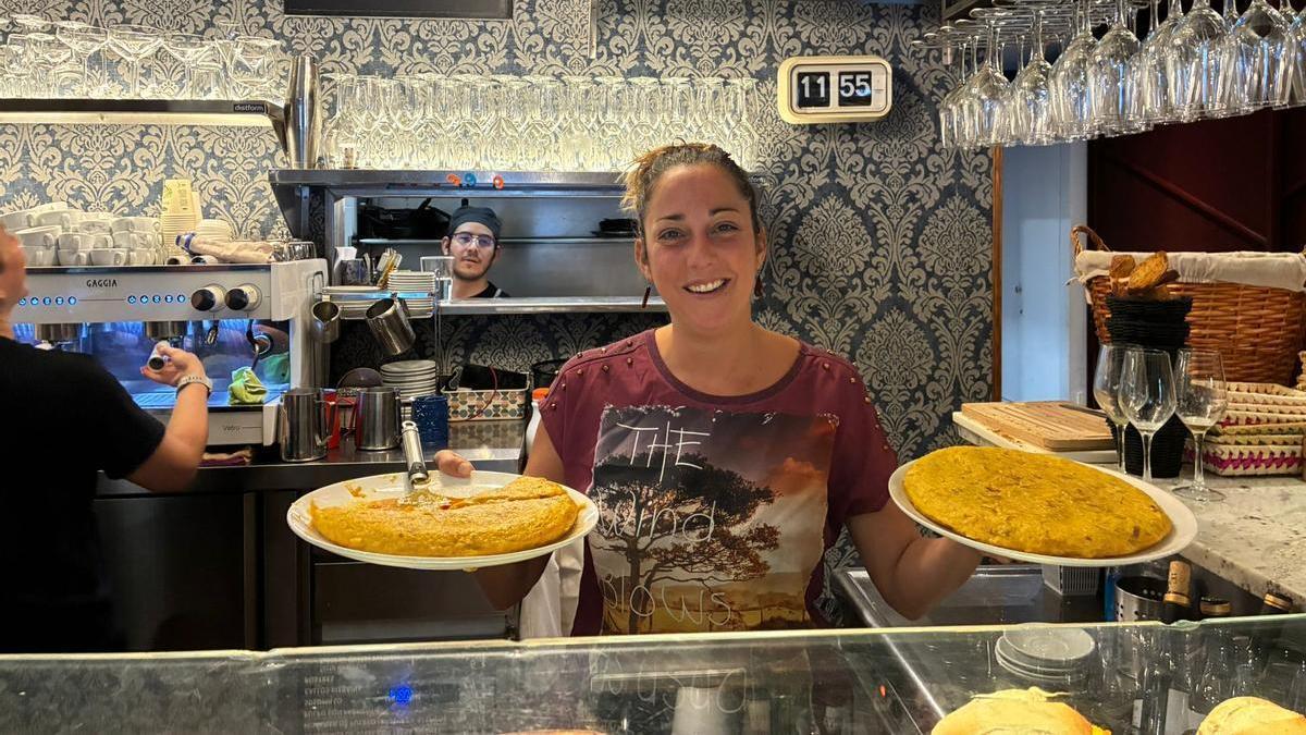 Ibone Manzanera, trabajadora de la Taberna Txintxirri, celebra el segundo puesto en la categoría &#039;con&#039;.