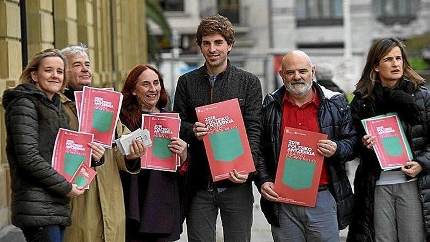 Los organizadores del Festival de Teatro de Bolsillo de Donostia, ayer, antes de la presentación