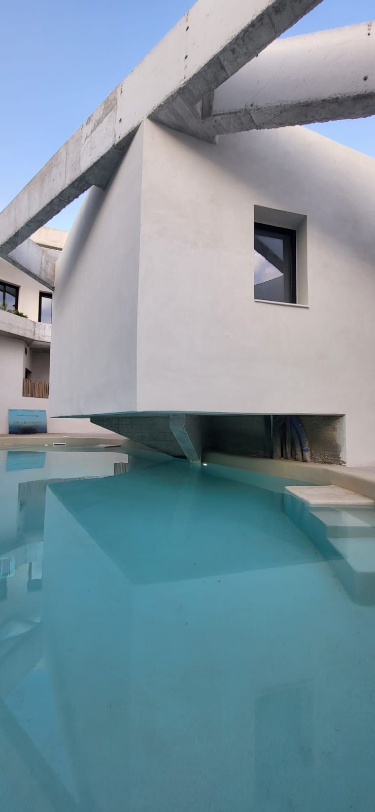 Lo rompedora piscina Mediterranean Sea, diseñada por una constructora donostiarra, para un hotel en Menorca