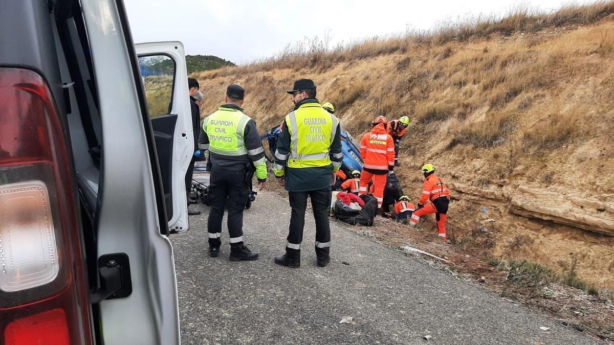 Bomberos y Guardia Civil en el lugar donde ha fallecido un vecino de Oiartzun