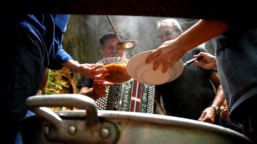 Zikiro jate a la fresca en Zugarramurdi