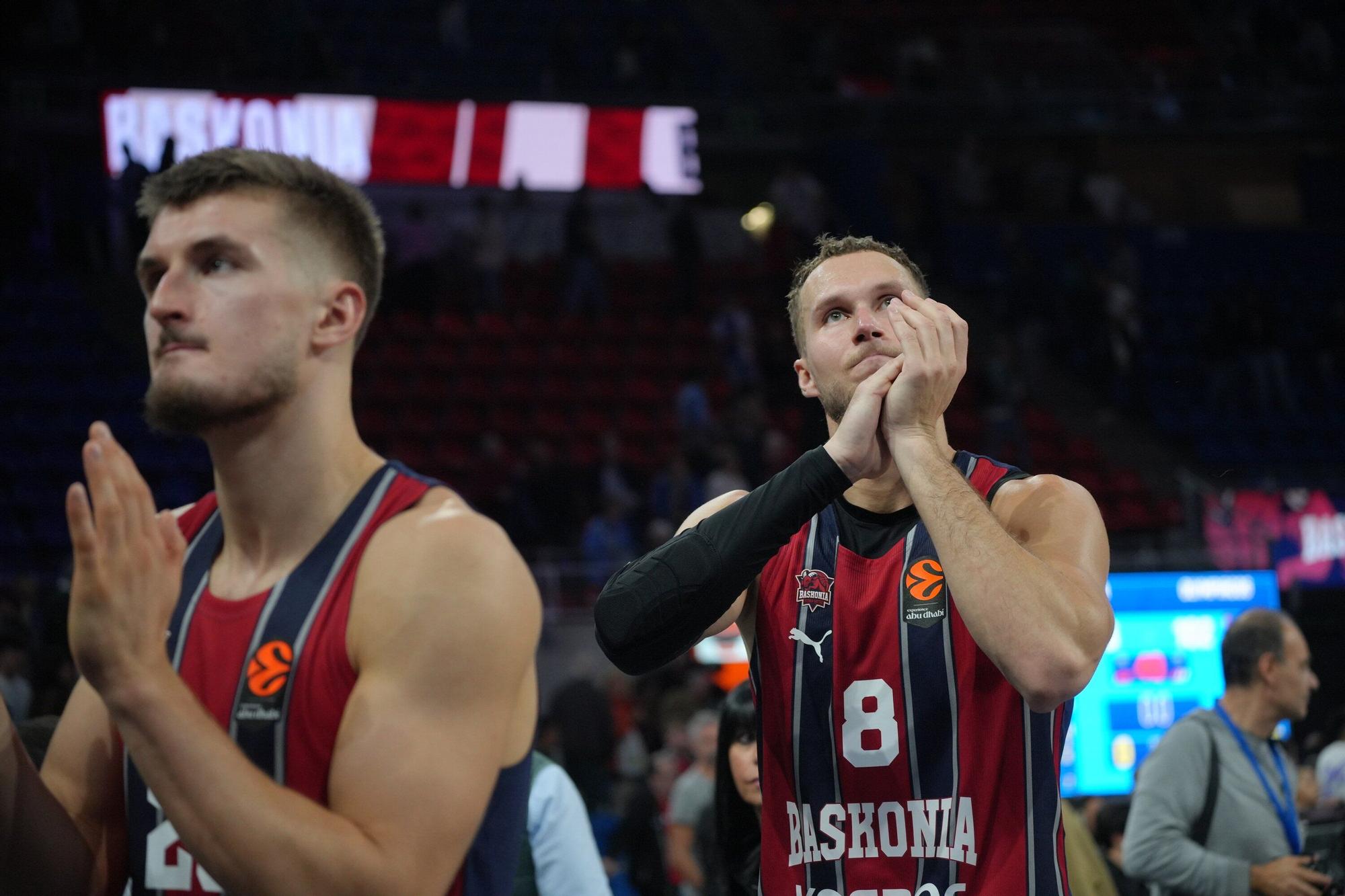 Todas las imágenes del Baskonia - Olympiacos en el Buesa Arena