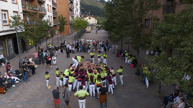 Castellers, gigantes y carrera popular en las Agorreko Santikutzak de Legazpi