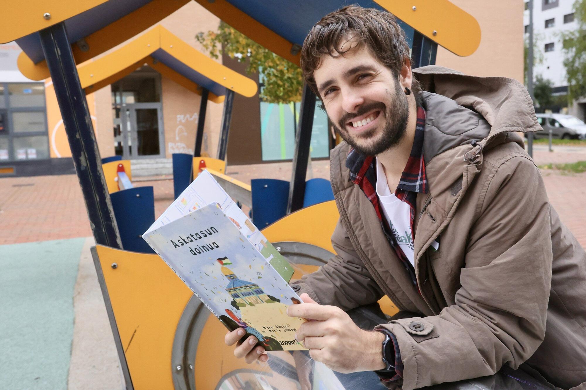 Mitxel Elortza es músico, profesor, escritor y activista social