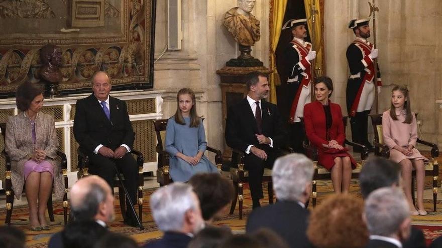 El Rey Felipe VI y la reina Letizia, junto a sus hijas, la princesa Leonor, c., y la infanta Sofía, d., y los reyes eméritos don Juan Carlos y doña Sofia.