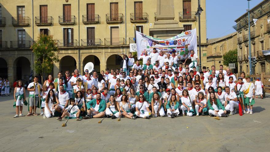 Las peñas protagonizan el sexto día de fiestas de Tafalla con sus escobas