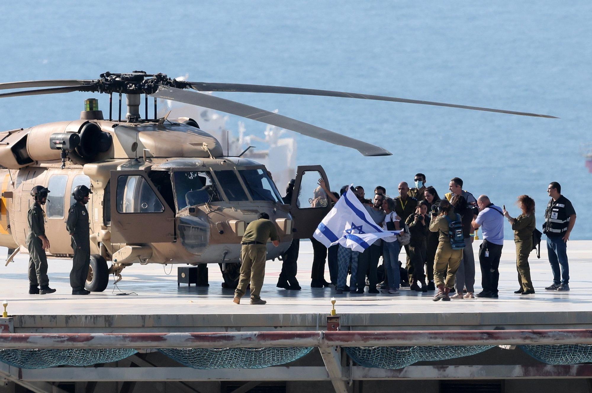 En imágenes | Los familiares de los rehenes israelíes celebran su liberación