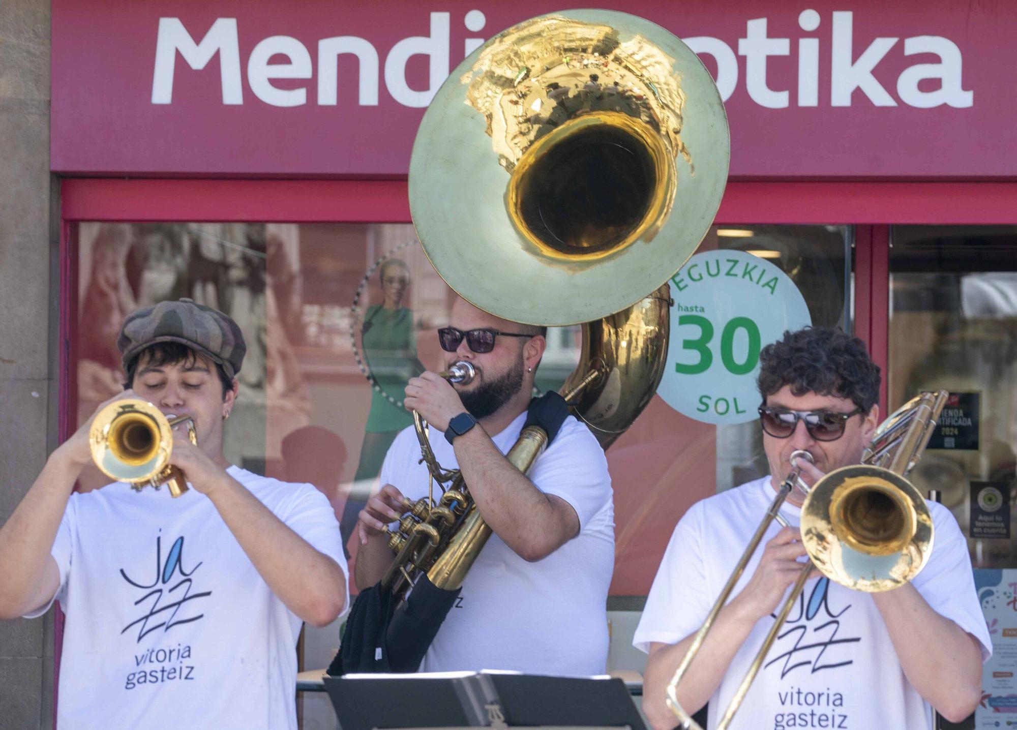En imágenes: South Side Stompers toma las calles y plazas de Vitoria