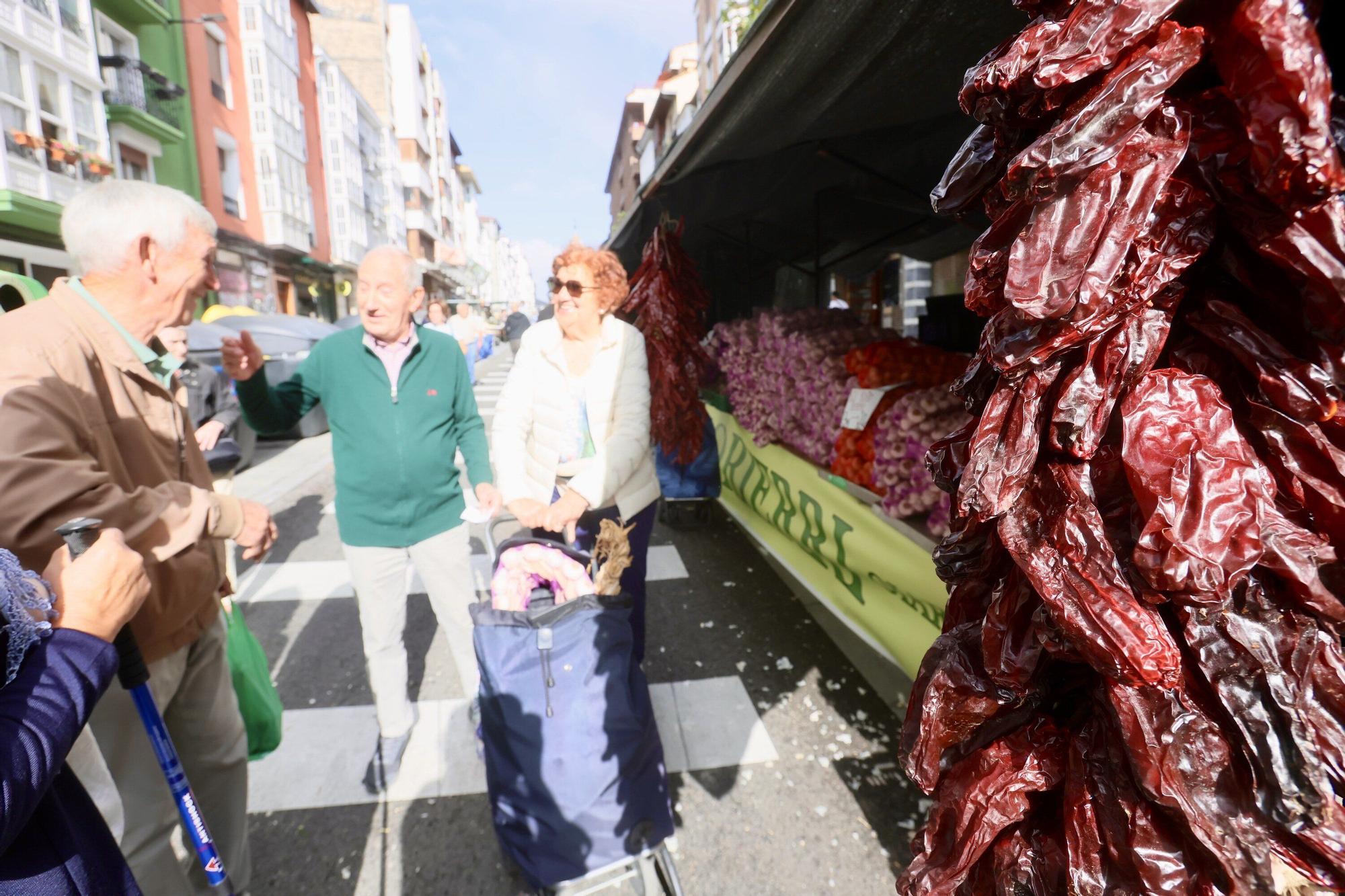 En imágenes: La feria de ajos atrae a los vitorianos un año más