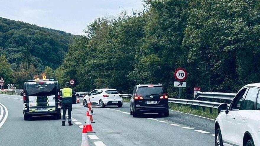 Agentes de Guardia Civil redirigiendo el tráfico este miércoles tras el corte de la N-121-A.