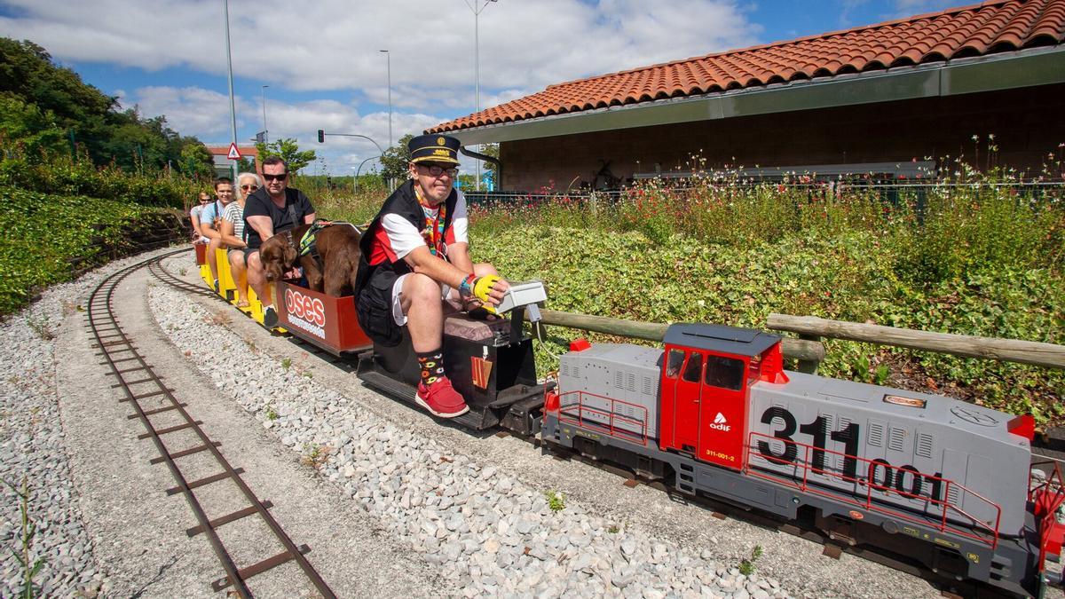 Familias con niños pequeños y un viajero invidente con su perro guía se montaron en el tren de Trinitarios.