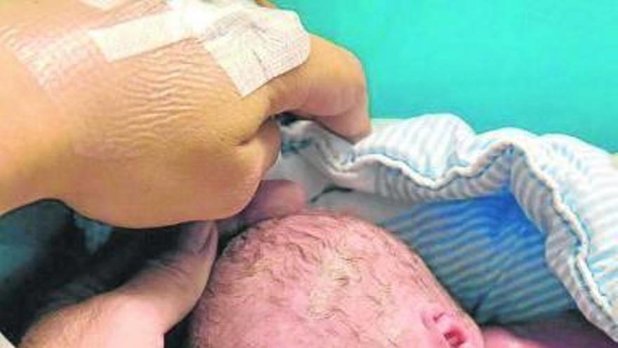 Imagen del nacimiento del primer bebé de un útero transplantado.