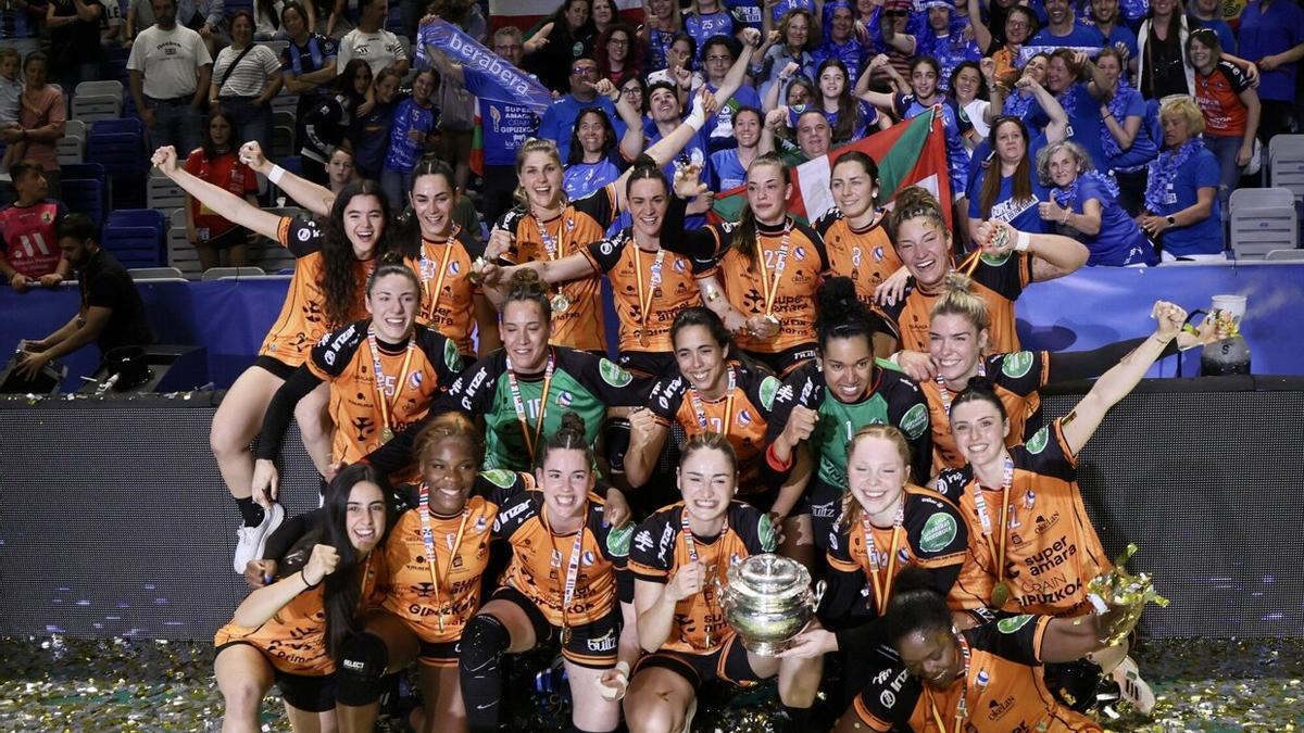 La plantilla del Super Amara Bera Bera posa con la Copa