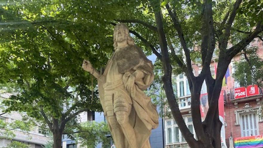Comienzan los preparativos para las obras del paseo de Sarasate con el traslado de las estatuas