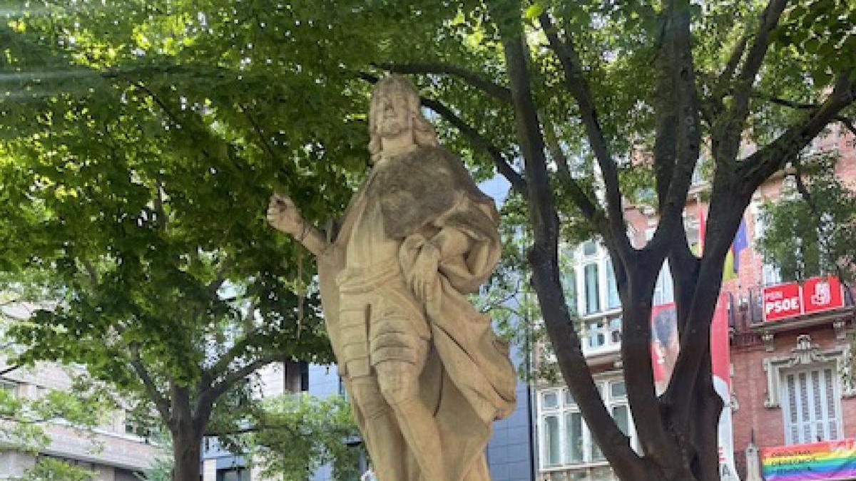 Una de las estatuas en el Paseo Sarasate.