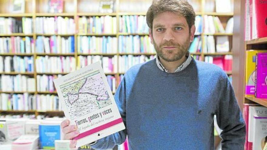 Eduardo Aznar Martínez, con su última publicación.