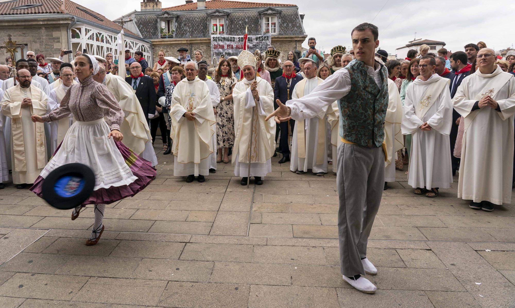 Ofrenda Floral y Aurresku de Honor a la Virgen Blanca
