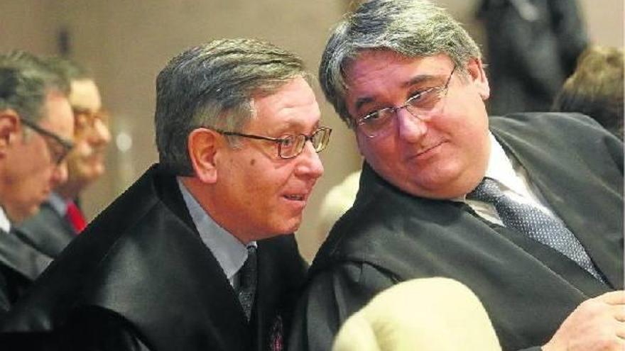 Mikel Cabieces conversa con su abogado, ayer en la sesión del juicio, con Rafael Alcorta y Mario Fernández en segundo plano.