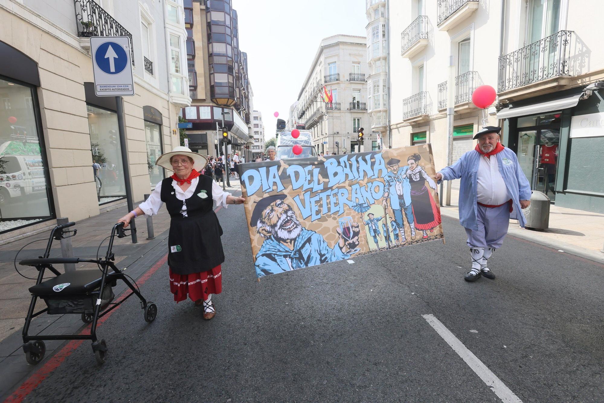 En imágenes: Blusas y neskas desfilan en el segundo paseíllo