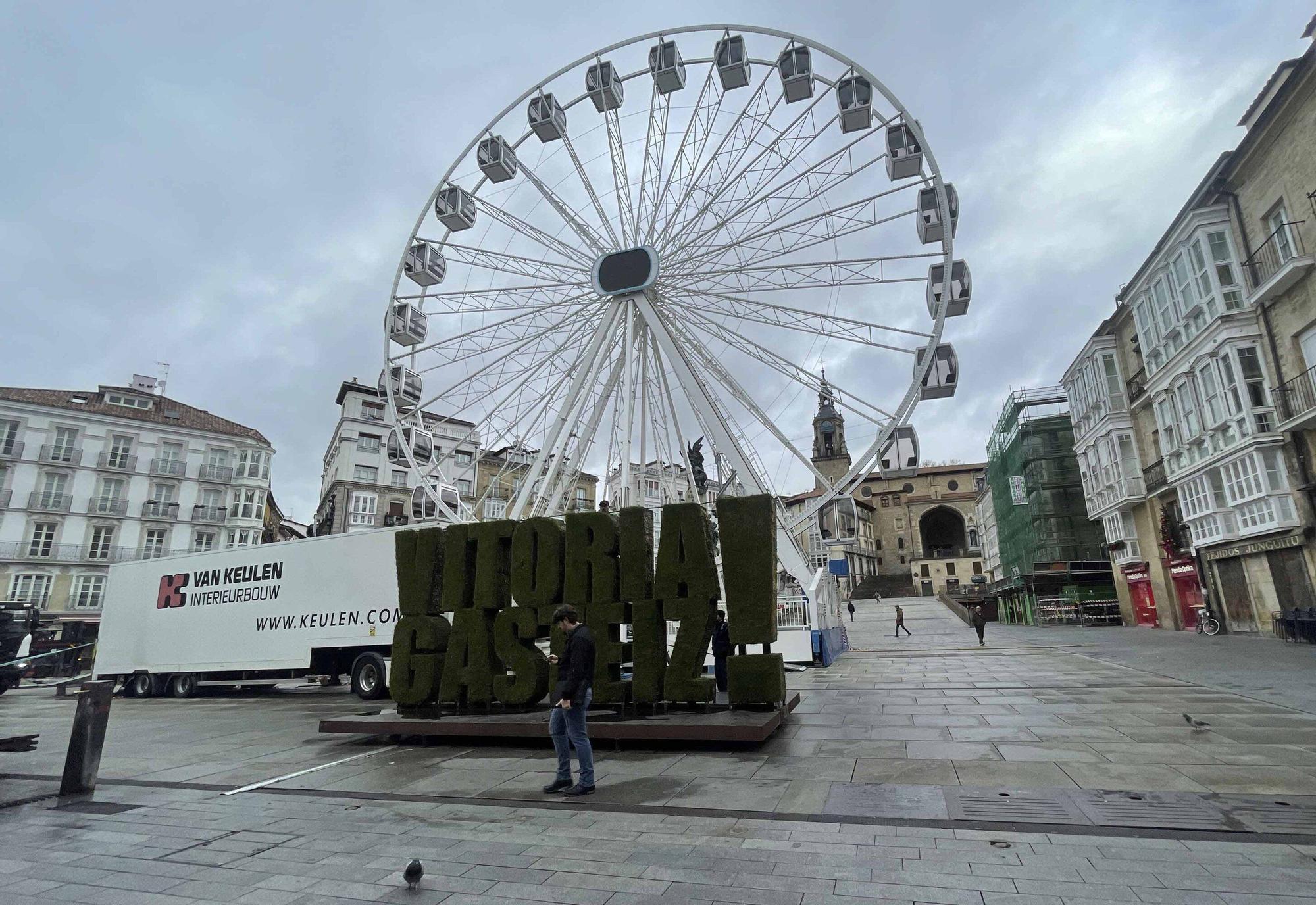 Una noria gigante en la plza de la Virgen Blanca es el principal reclamos navideño de este año en Vitoria