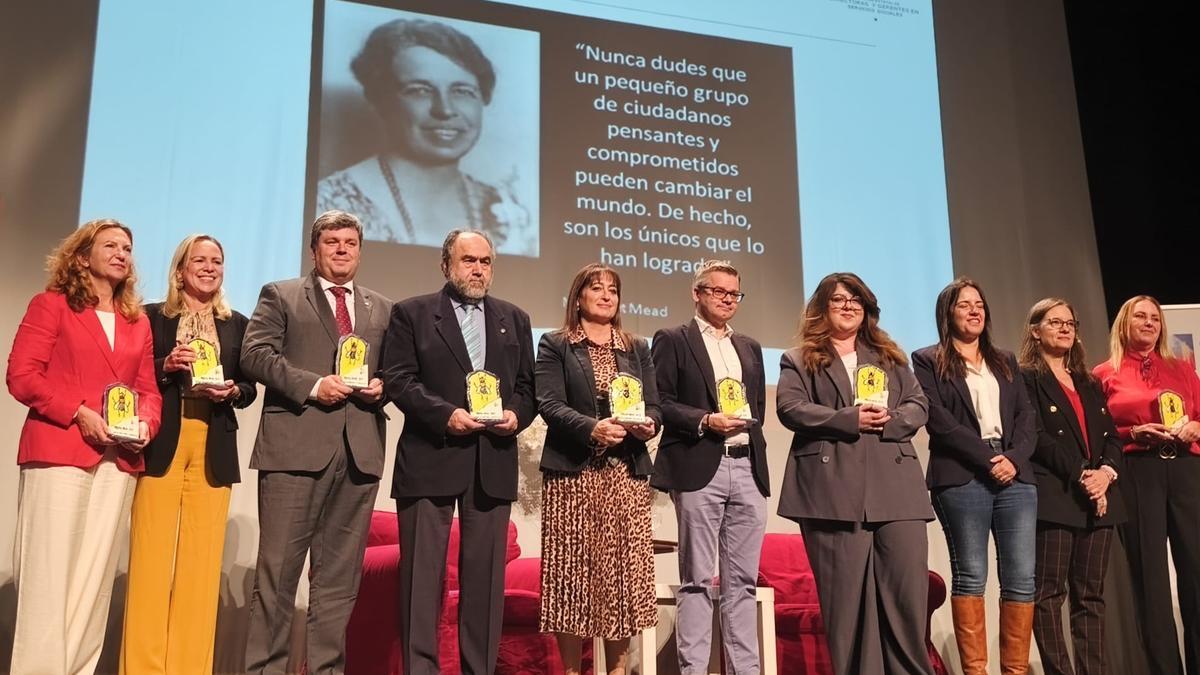 Juan Ibarretxe, el tercero en la imagen, con el resto de galardonados durante el congreso.