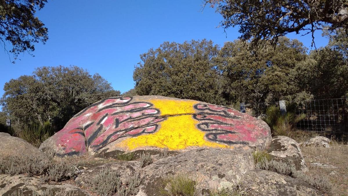 Ibarrola realizó un diálogo íntimo entre su lenguaje pictórico de vanguardia y la piedra berroqueña.