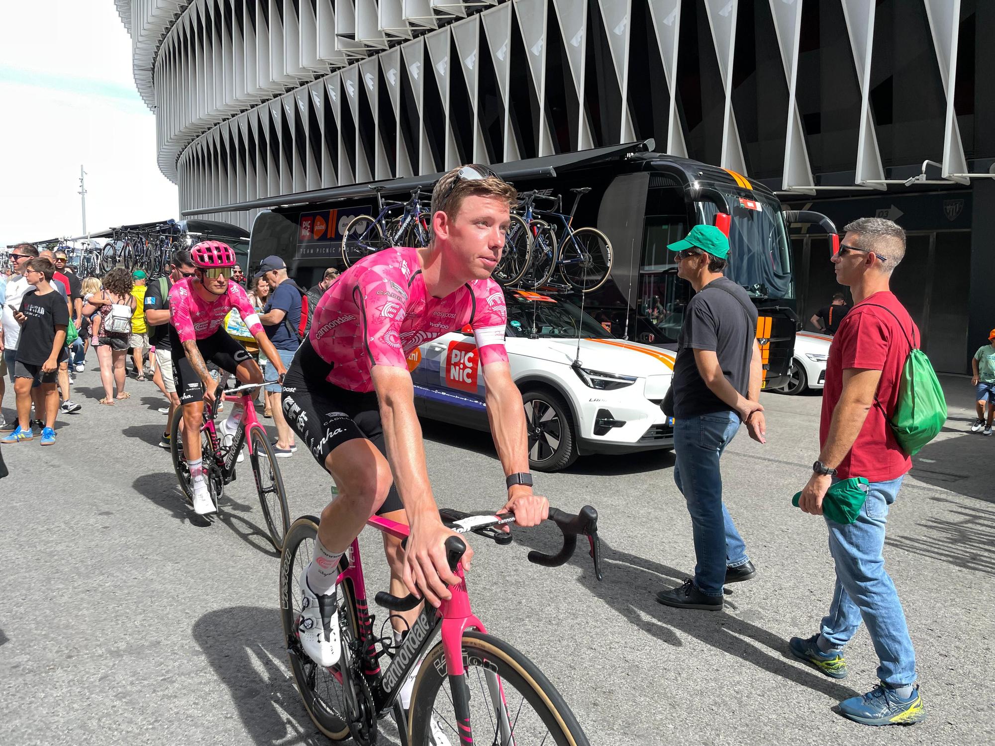 La Vuelta llega a Bizkaia: las imágenes del montaje en Bilbao