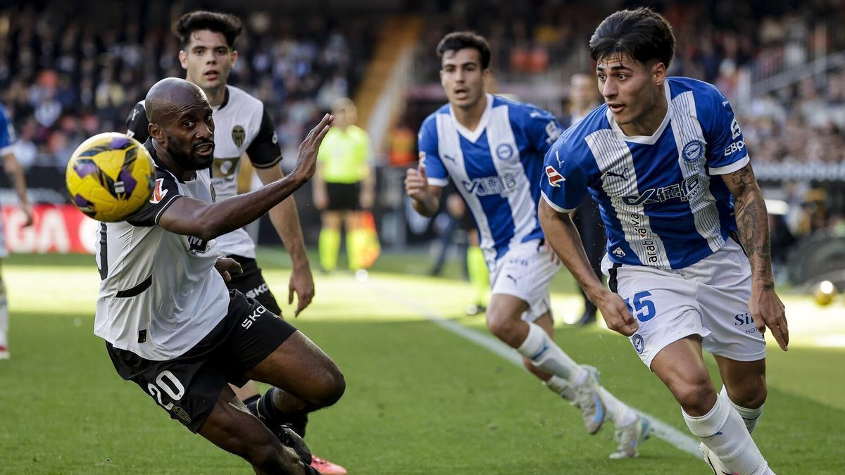 Carlos Martín intenta superar a Foulquier durante la visita al Valencia