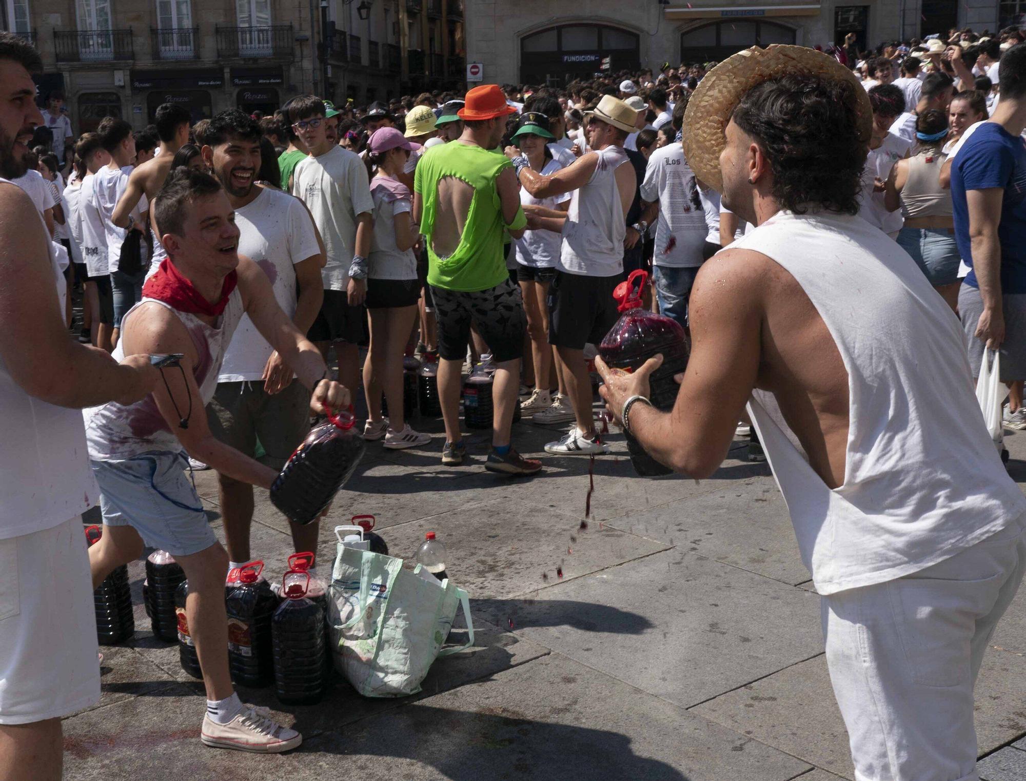 En imágenes: Vitoria sale a la calle a celebrar La Blanca tras el txupinazo