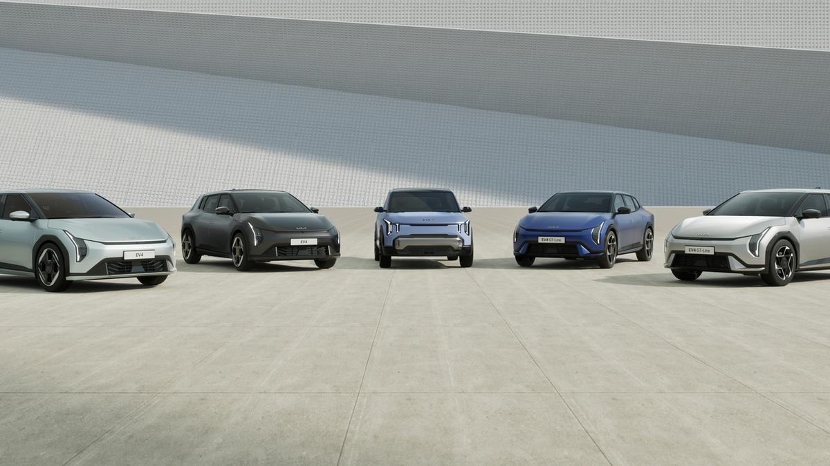Parte de la gama eléctrica de Kia, con el exitoso EV3 en el centro, escoltado por distintas variantes del EV4.
