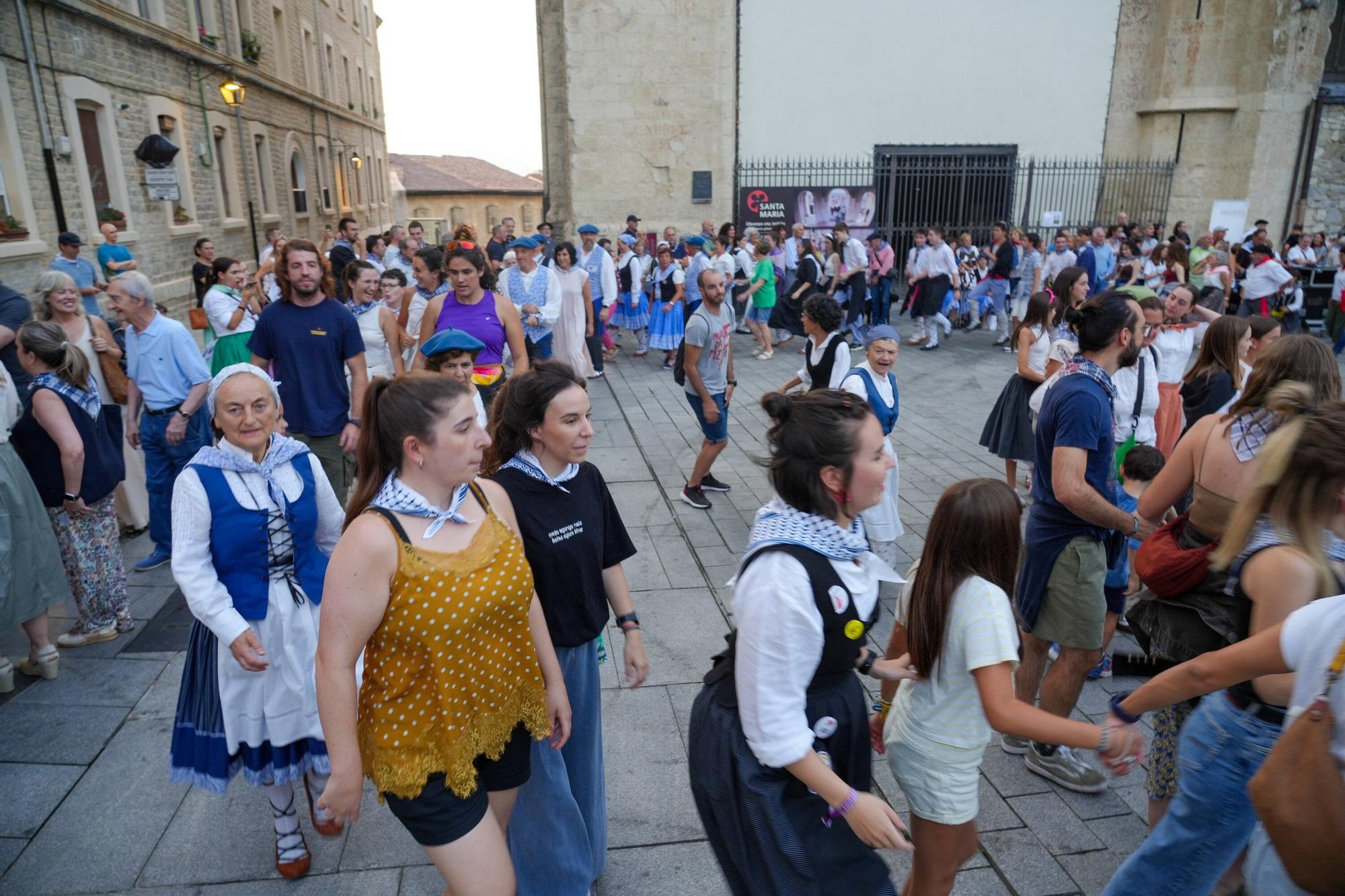 En imágenes: Larrain Dantza y Txulalai en la plaza de Santa María