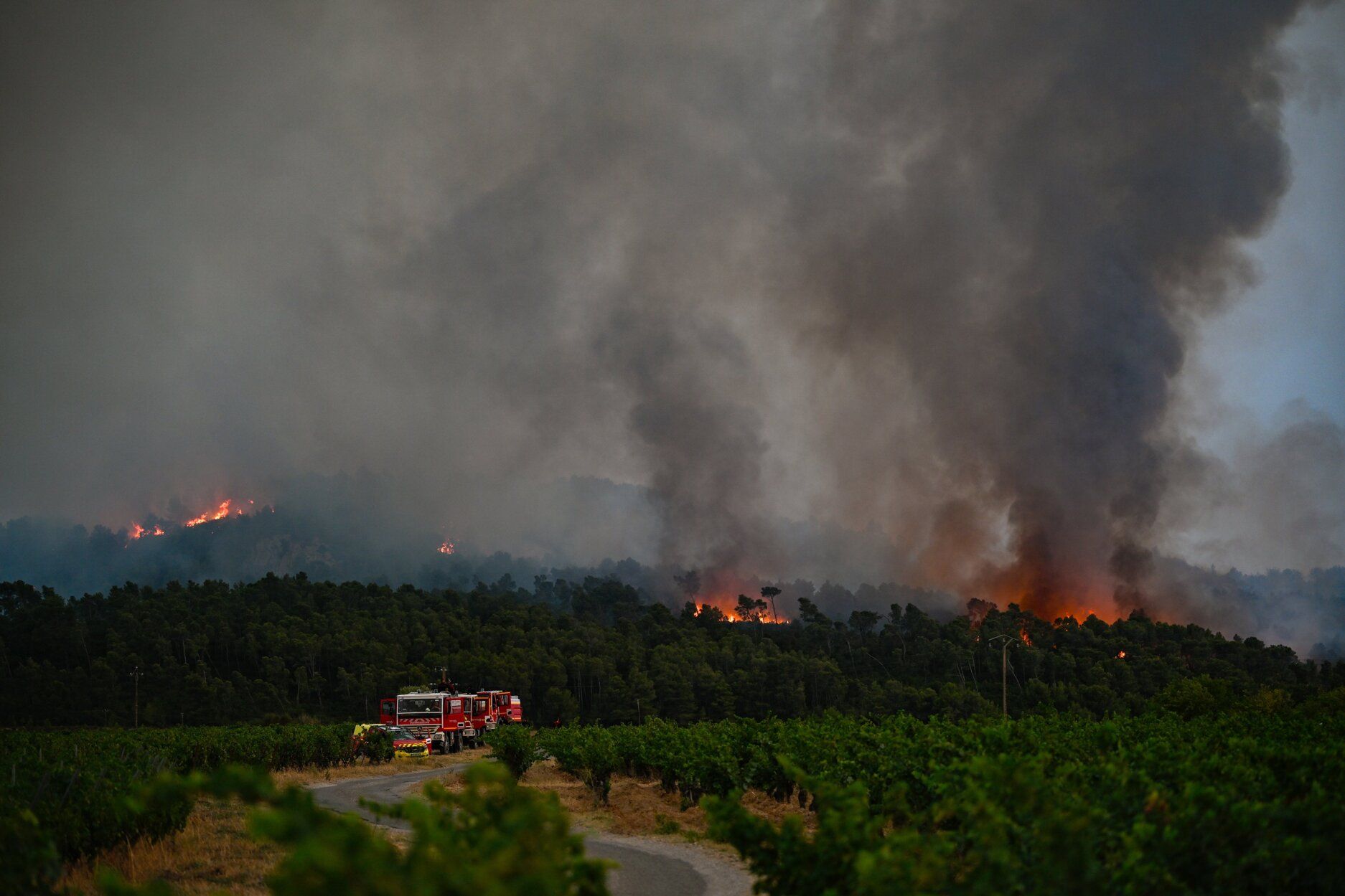 Francia lucha contra uno de los peores incendios en medio siglo