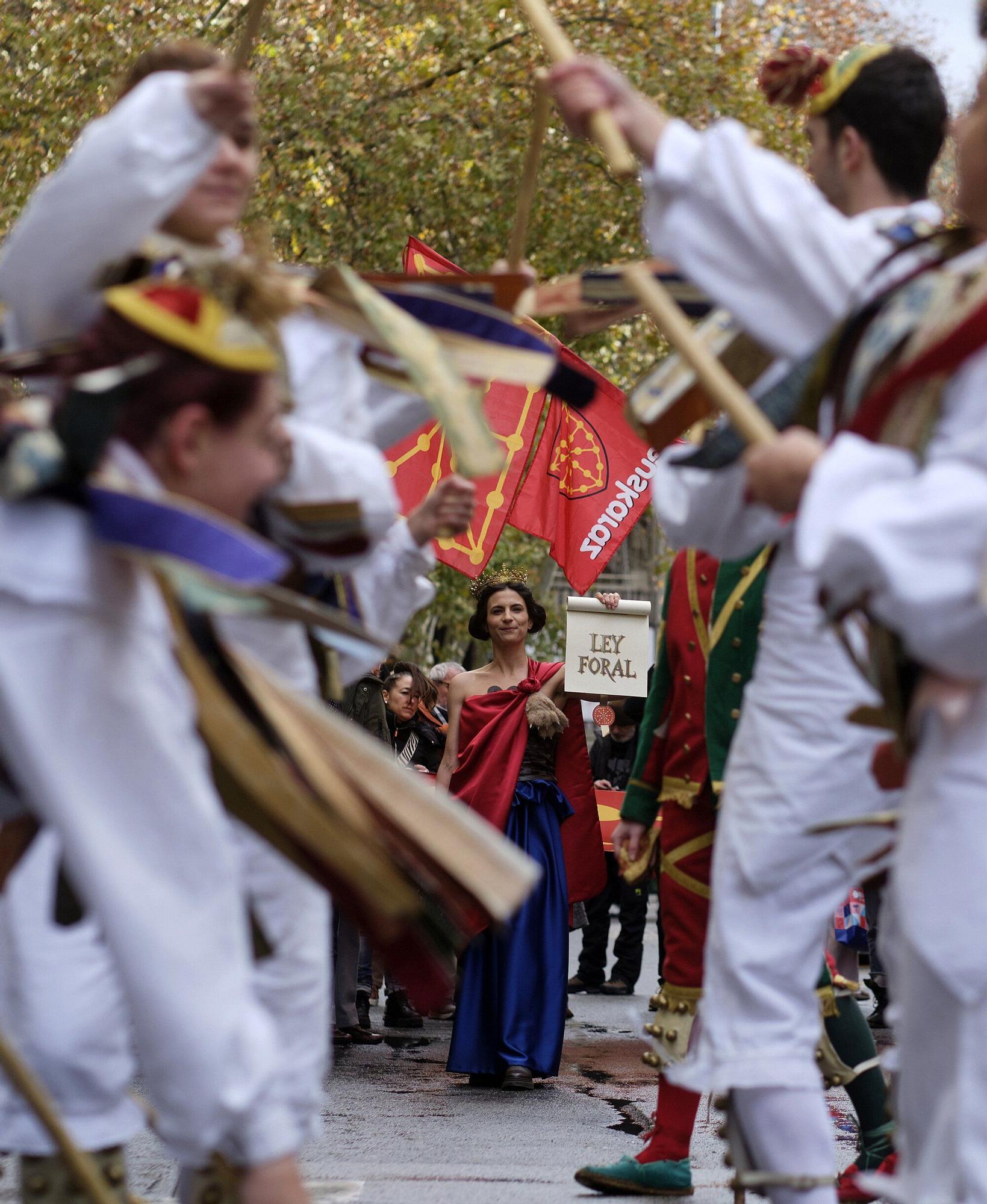 Fotos del homenaje a la estatua que corona el monumento que se erigió hace más de 100 años recordando la lucha popular en el Día de Navarra