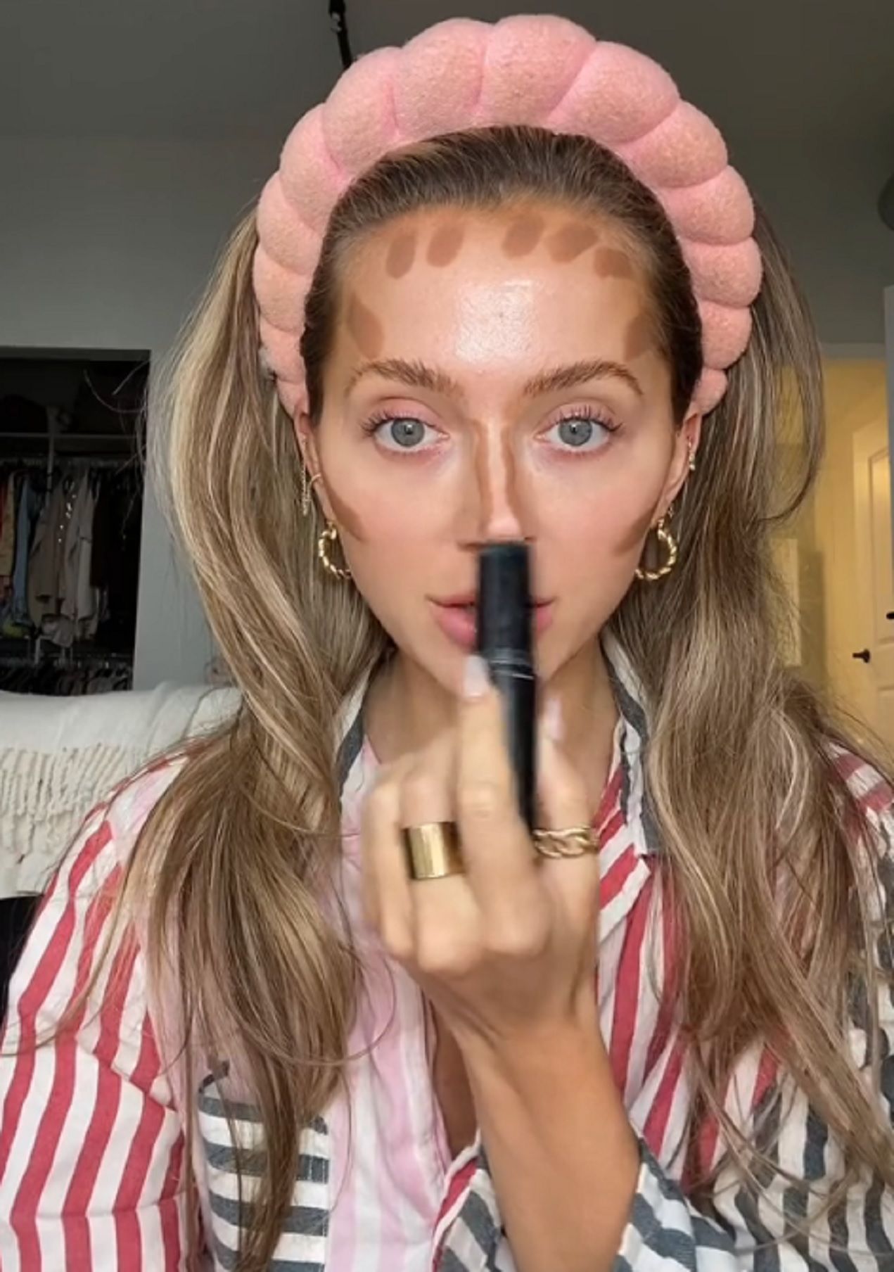 La influencer Abby Baffoe se aplica el contorno en el rostro.