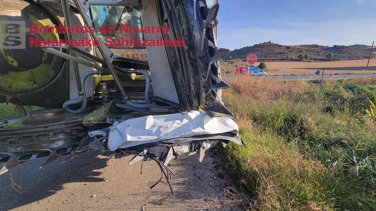 Restos de la carrocería de la furgoneta en la maquinaria de la cosechadora.