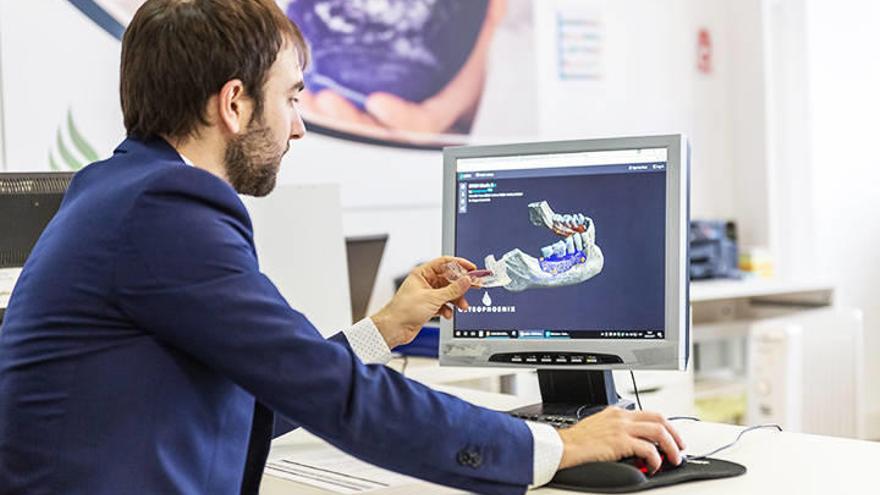 El ingeniero David Rodríguez sostiene uno de los dispositivos fabricados por Osteophoenix.