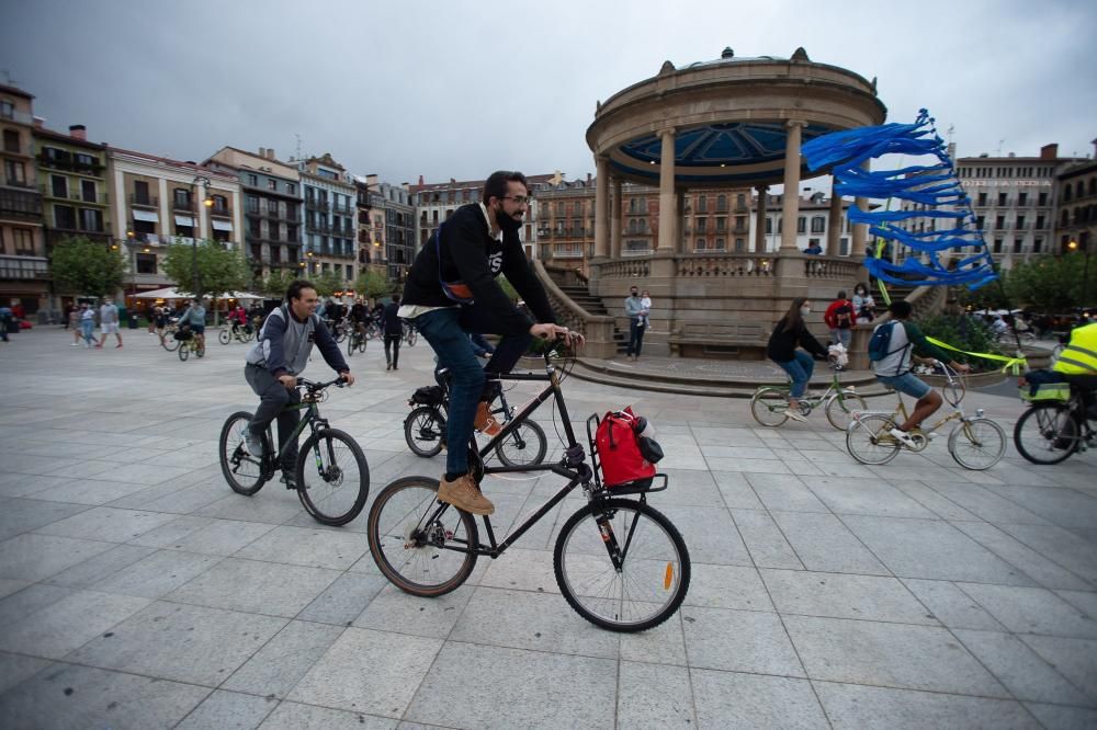 Gente reunida antes de iniciar la marcha denominada "Masa crítica", un movimiento global que, una vez al mes, reivindica de forma festiva el espacio de la bicicleta en las ciudades.