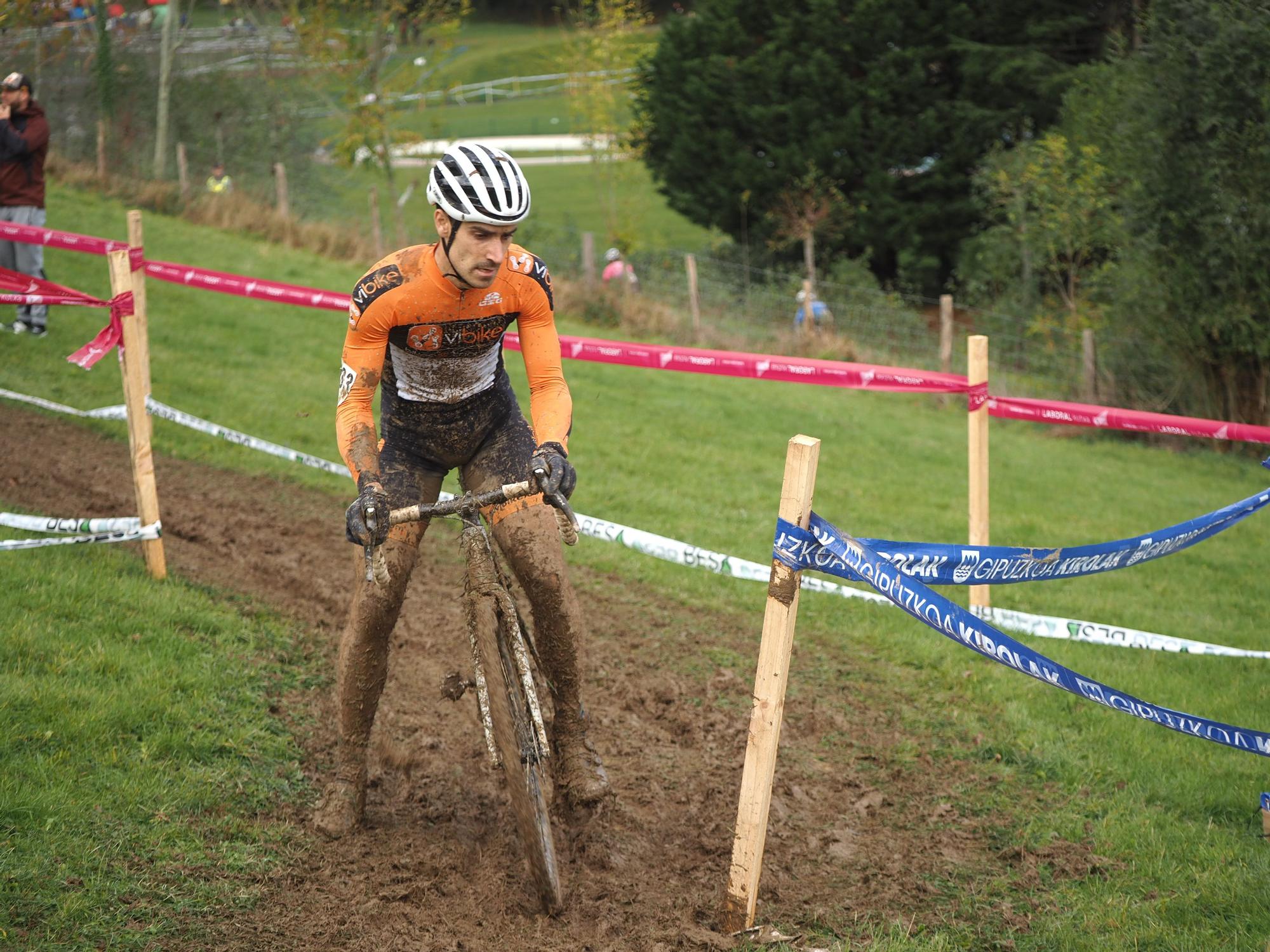 El barro se sumó al espectáculo de ciclocross en Elgoibar