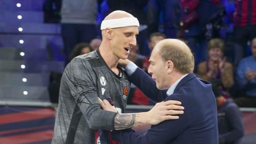 El Baskonia le rinde tributo a Achille Polonara tras haber superado un cáncer testicular
