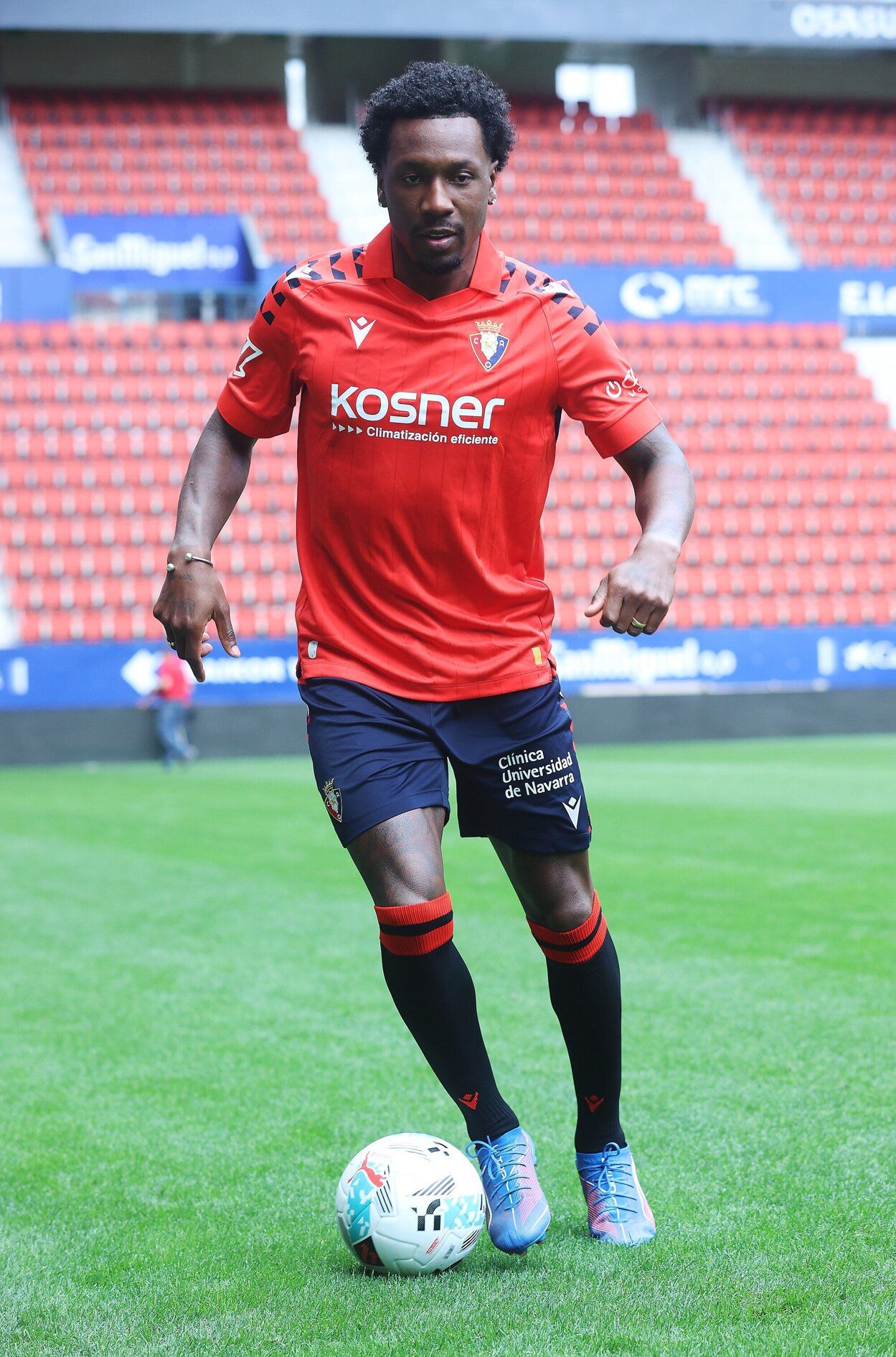 Fotos de la presentación de Sheraldo Becker como jugador de Osasuna