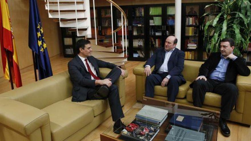 Sánchez, durante una reunión con Ortuzar y Esteban en 2016.