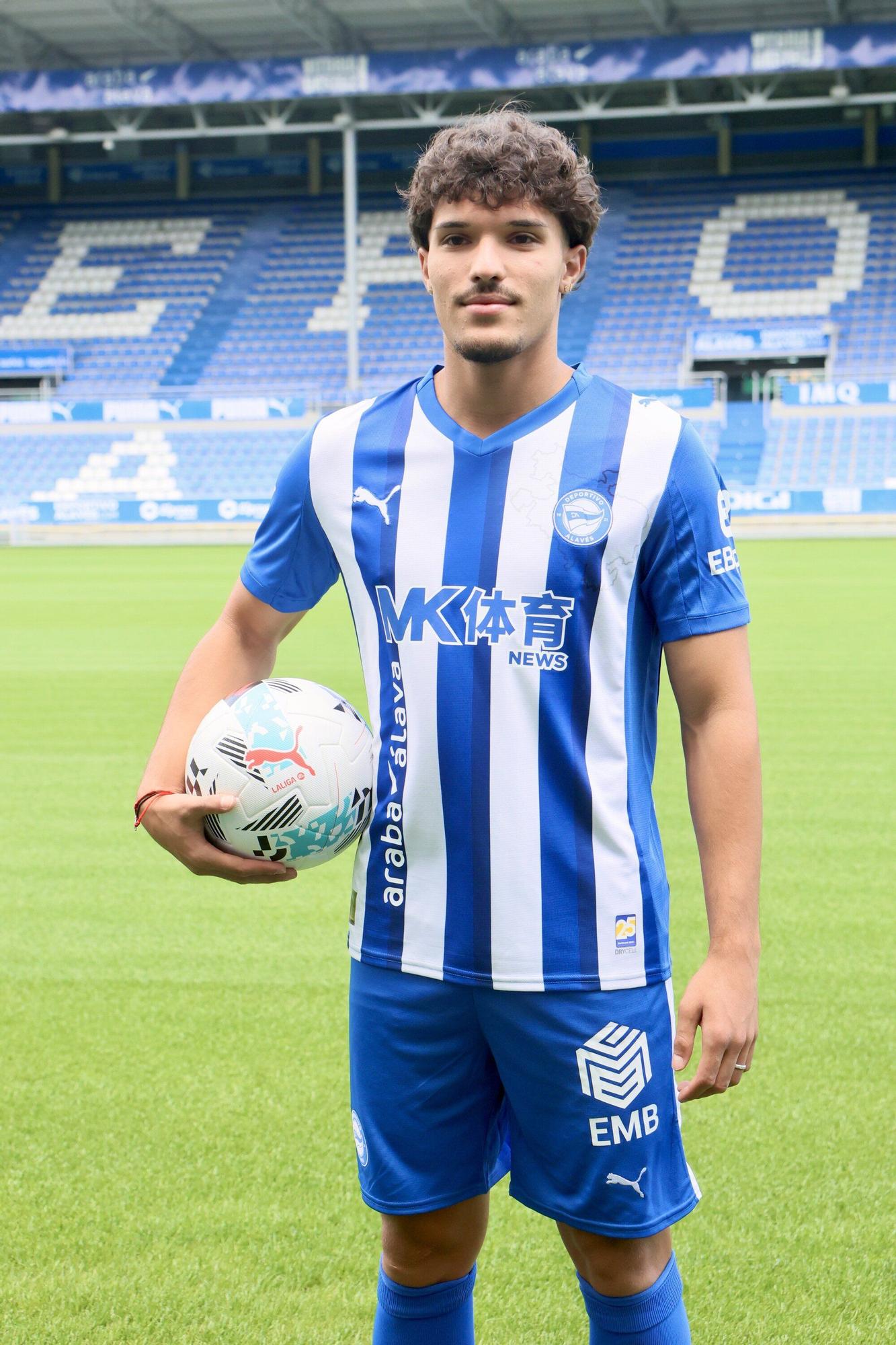 En imágenes: La presentación de Youssef Enríquez como jugador del Alavés