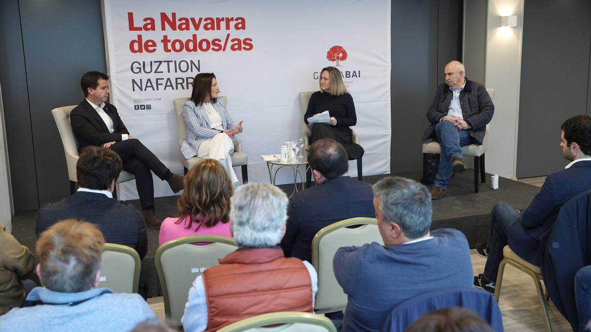 La eurodiputada Oihane Agirregoitia (2ª izq.) interviene en el acto junto a Amaia Arrizabalaga y los consejeros Irujo y Aierdi.