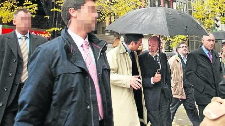 Patxi López, Alfredo Pérez Rubalcaba, Jesús Eguiguren y Rodolfo Ares, acompañados por agentes de protección en las calles de Bilbao.